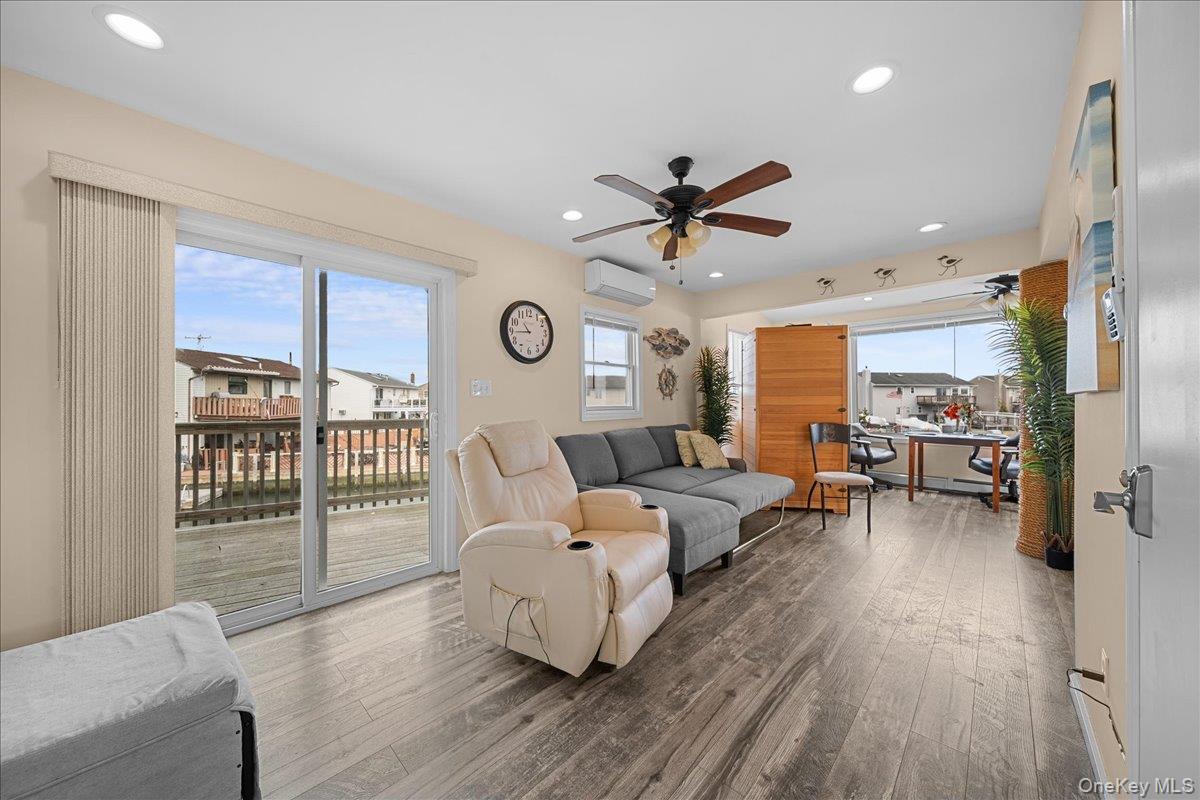 864 S Walnut Street, Lindenhurst, NY 11757