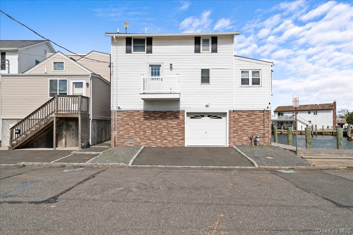 864 S Walnut Street, Lindenhurst, NY 11757