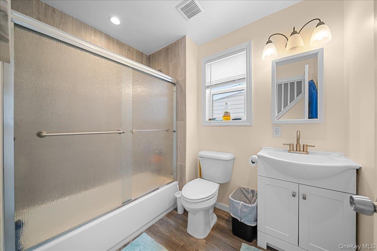 864 S Walnut Street, Lindenhurst, NY 11757