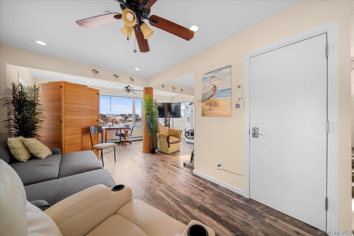 864 S Walnut Street, Lindenhurst, NY 11757