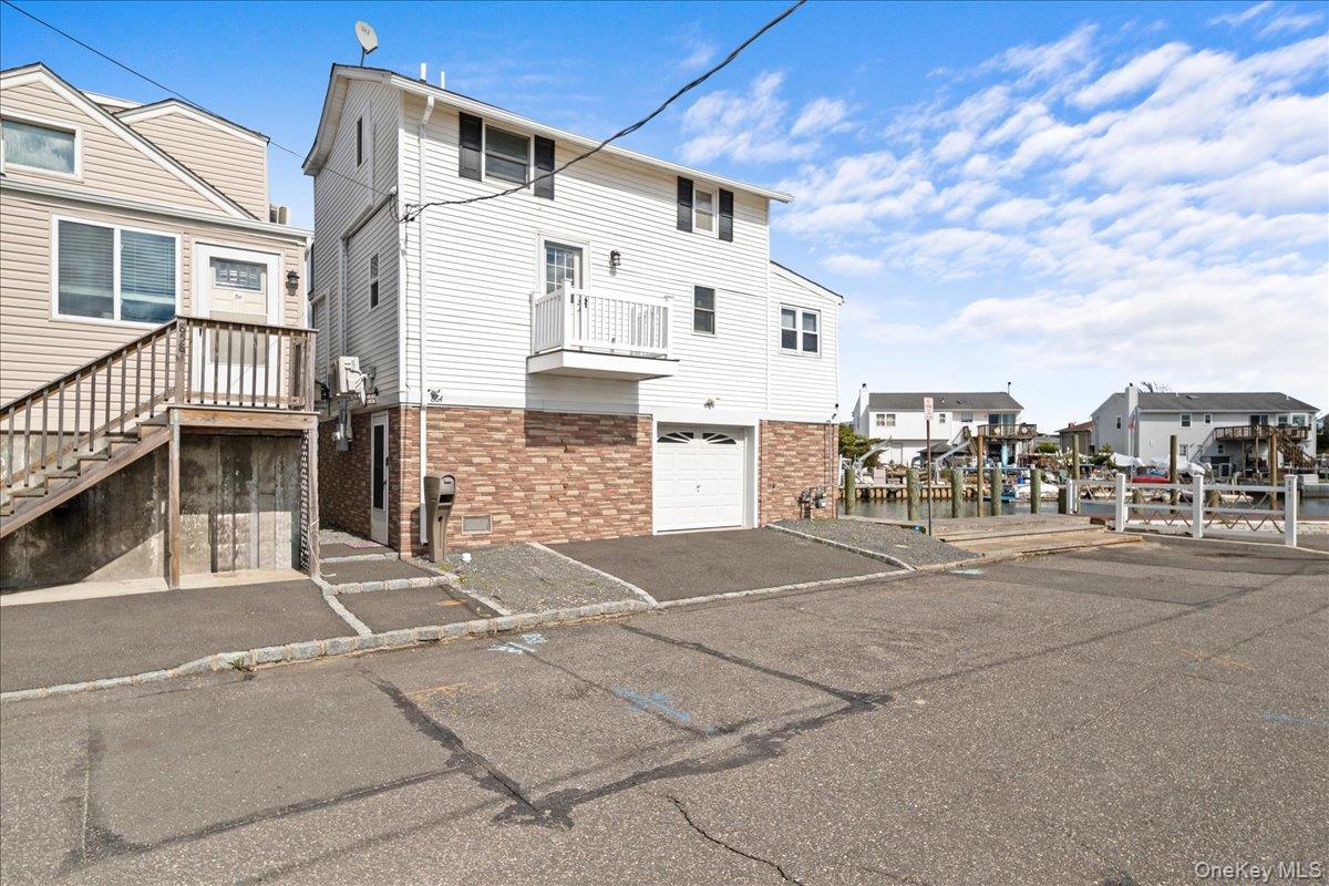864 S Walnut Street, Lindenhurst, NY 11757