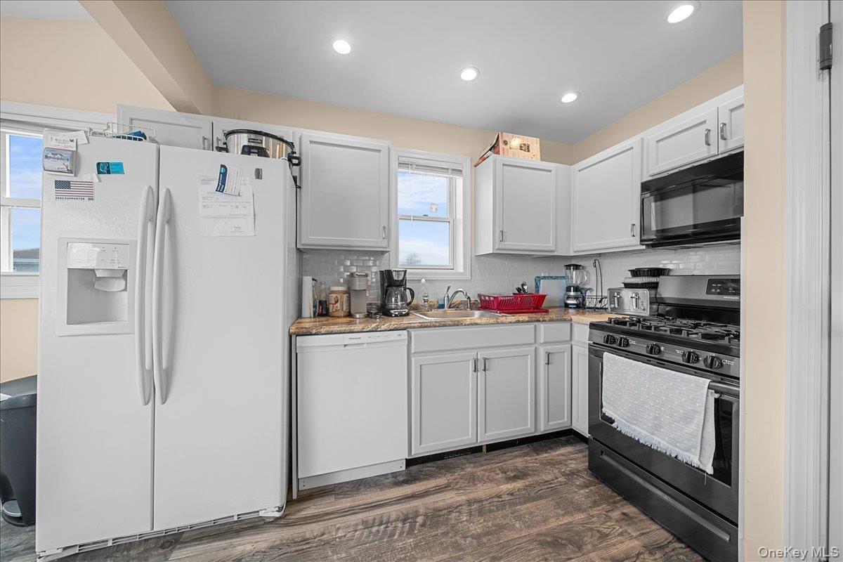 864 S Walnut Street, Lindenhurst, NY 11757