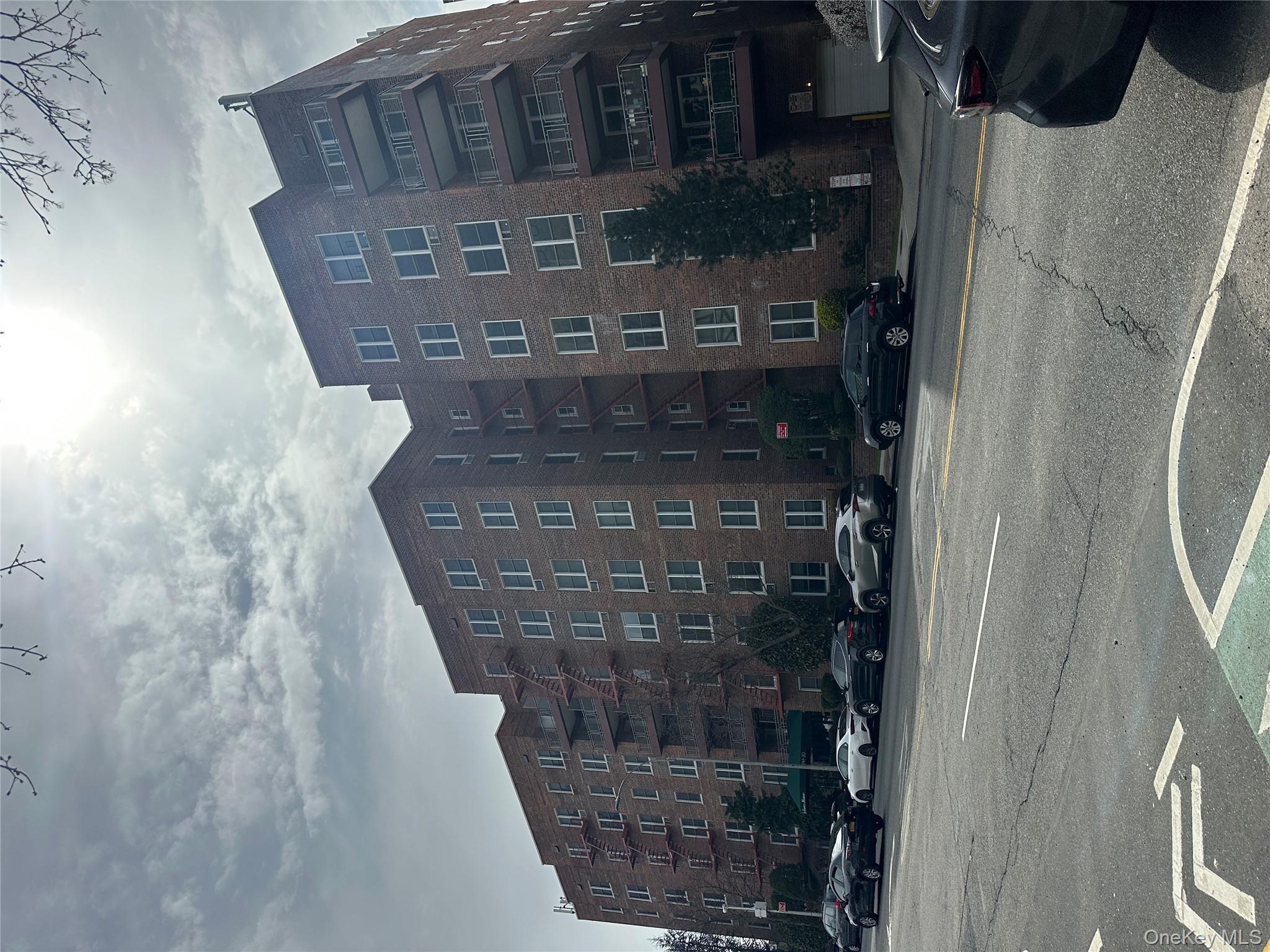 241-20 Northern Boulevard # 1M, Douglaston, NY 11362