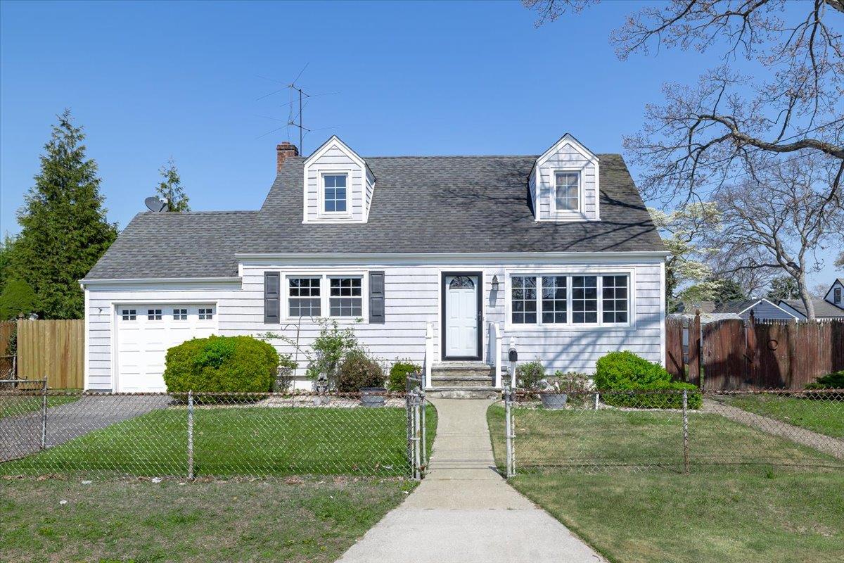 656 N Delaware Avenue, Lindenhurst, NY 11757