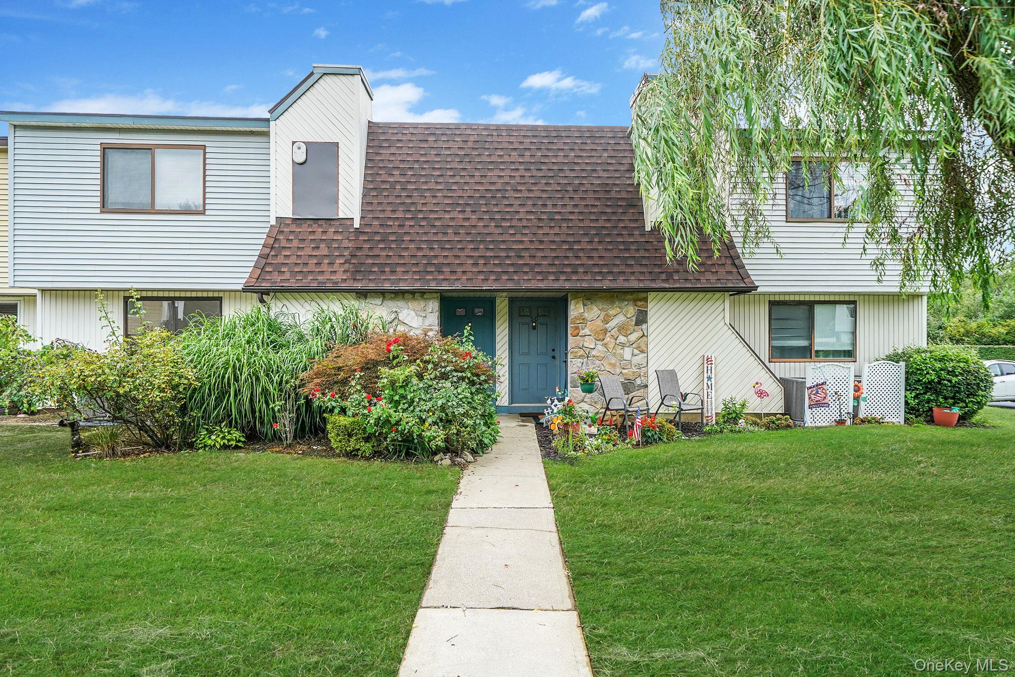 51 Pointe Circle S # 51, Coram, NY 11727