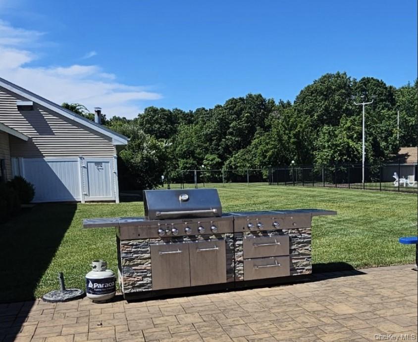 51 Pointe Circle S # 51, Coram, NY 11727