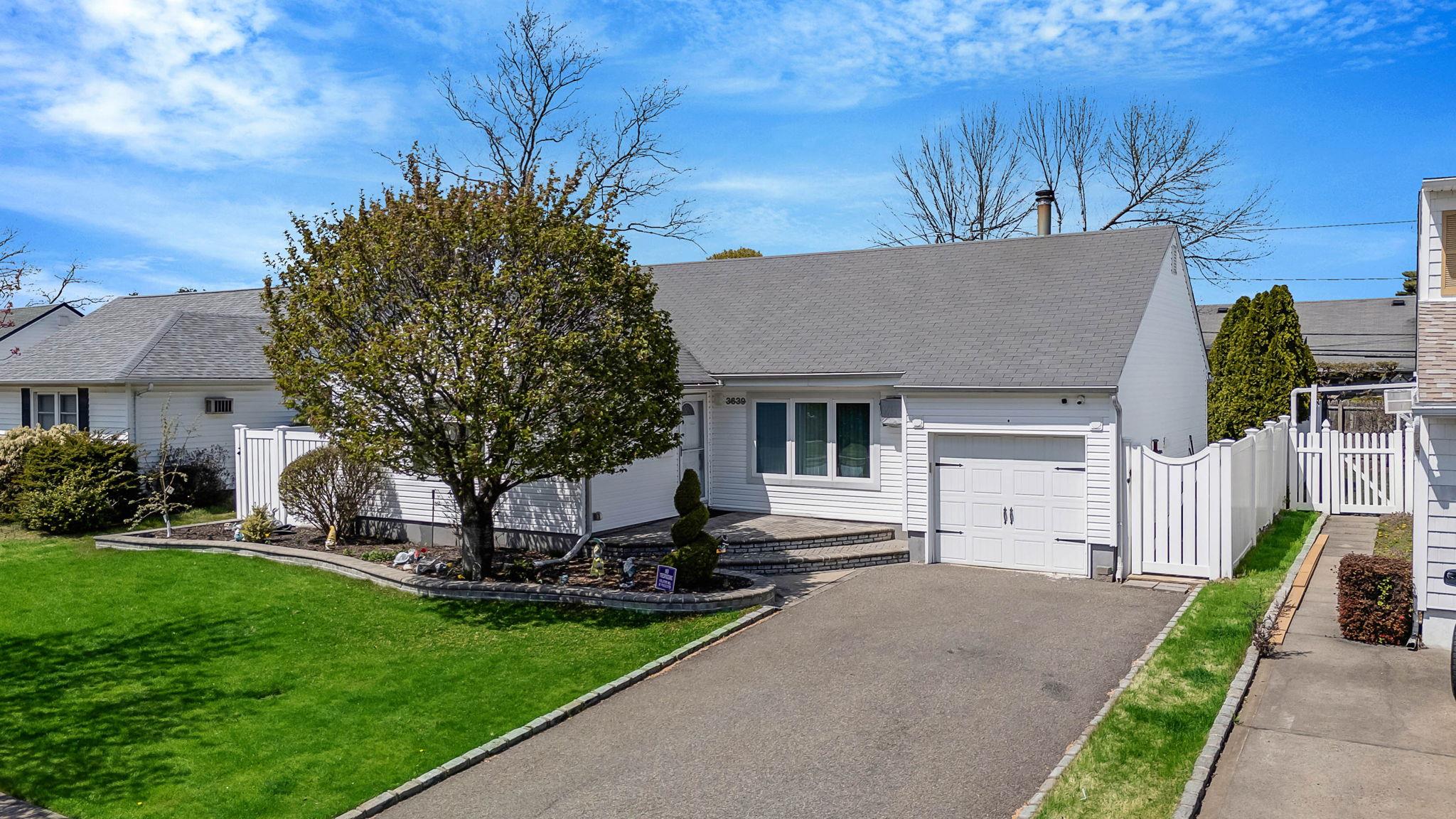 3639 Farmranch Road S, Bethpage, NY 11714