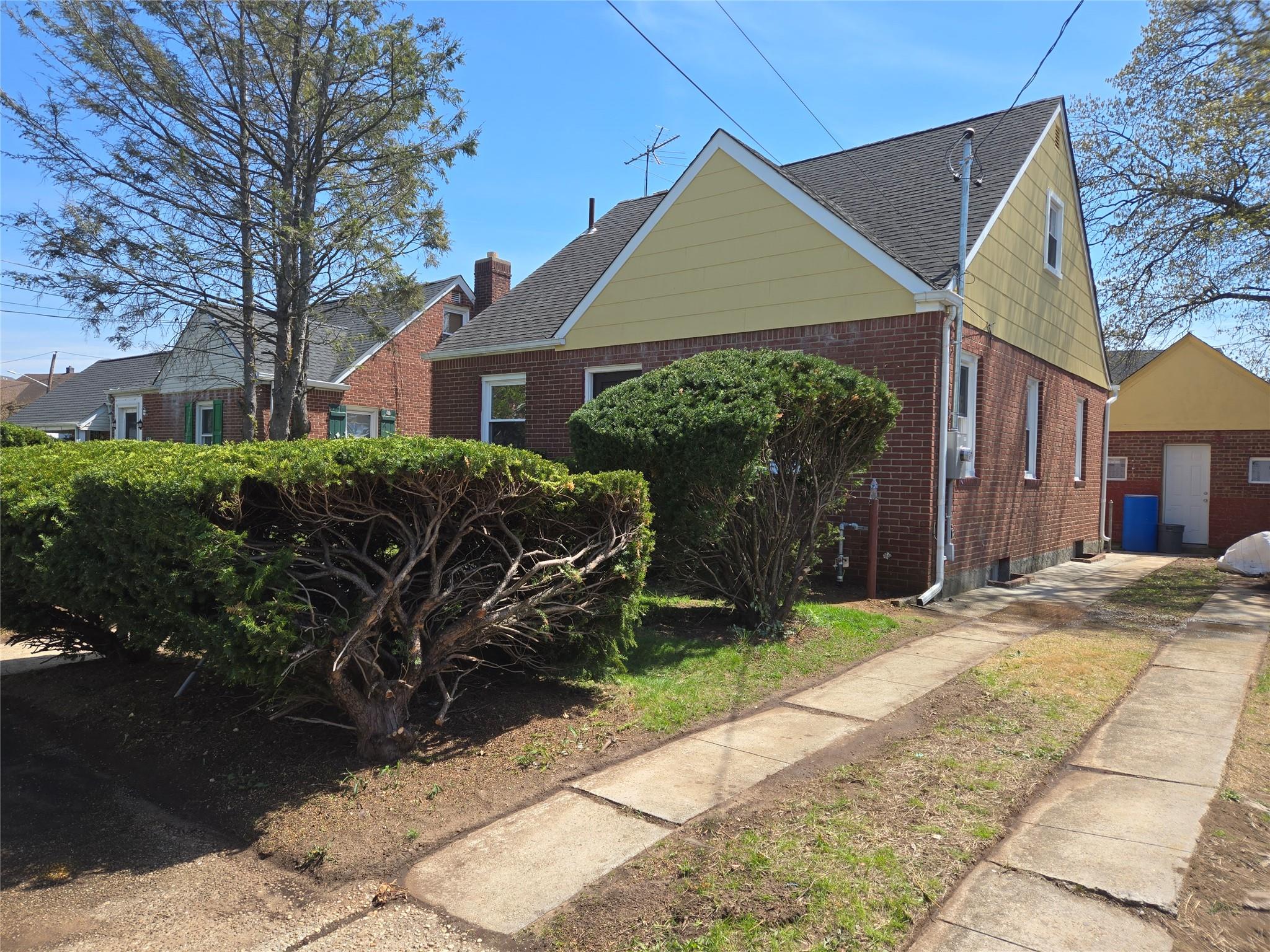 179 Fairlawn Ave, West Hempstead, NY 11552