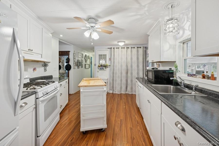 1661-364 Old Country Road Pondwood #364 Road, Riverhead, NY 11901