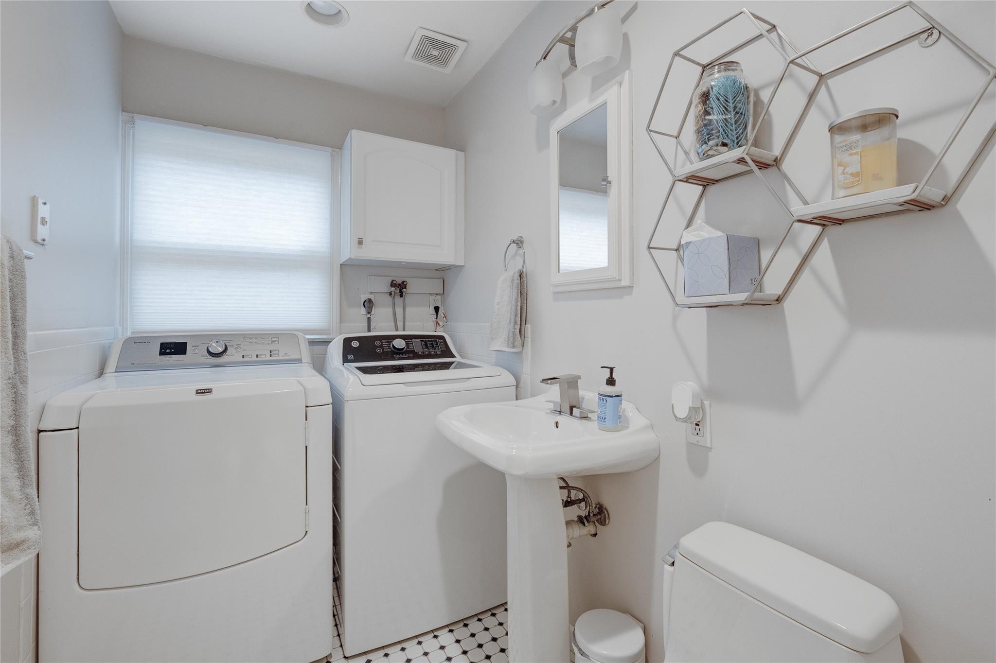 296 Jerome Avenue, Carle Place, NY 11514