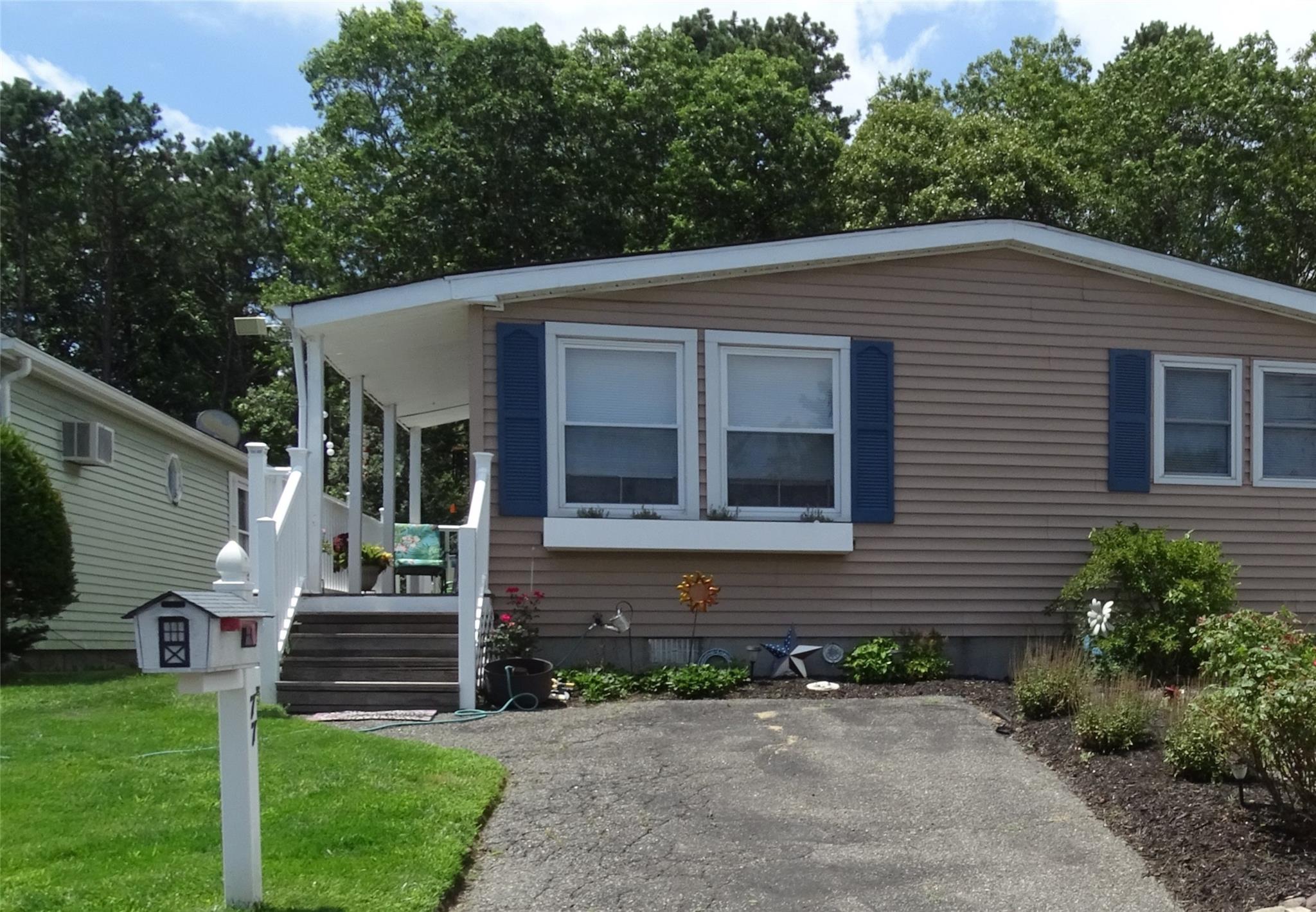 77 Village Circle W, Manorville, NY 11949