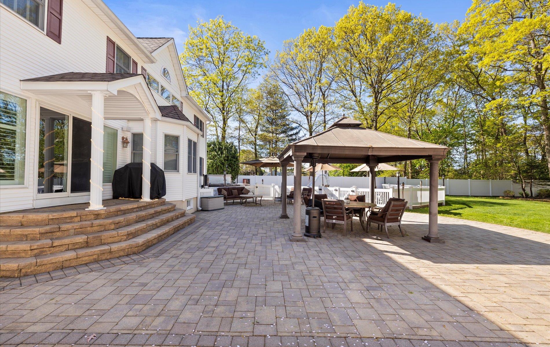 144 Kings Park Road, Commack, NY 11725