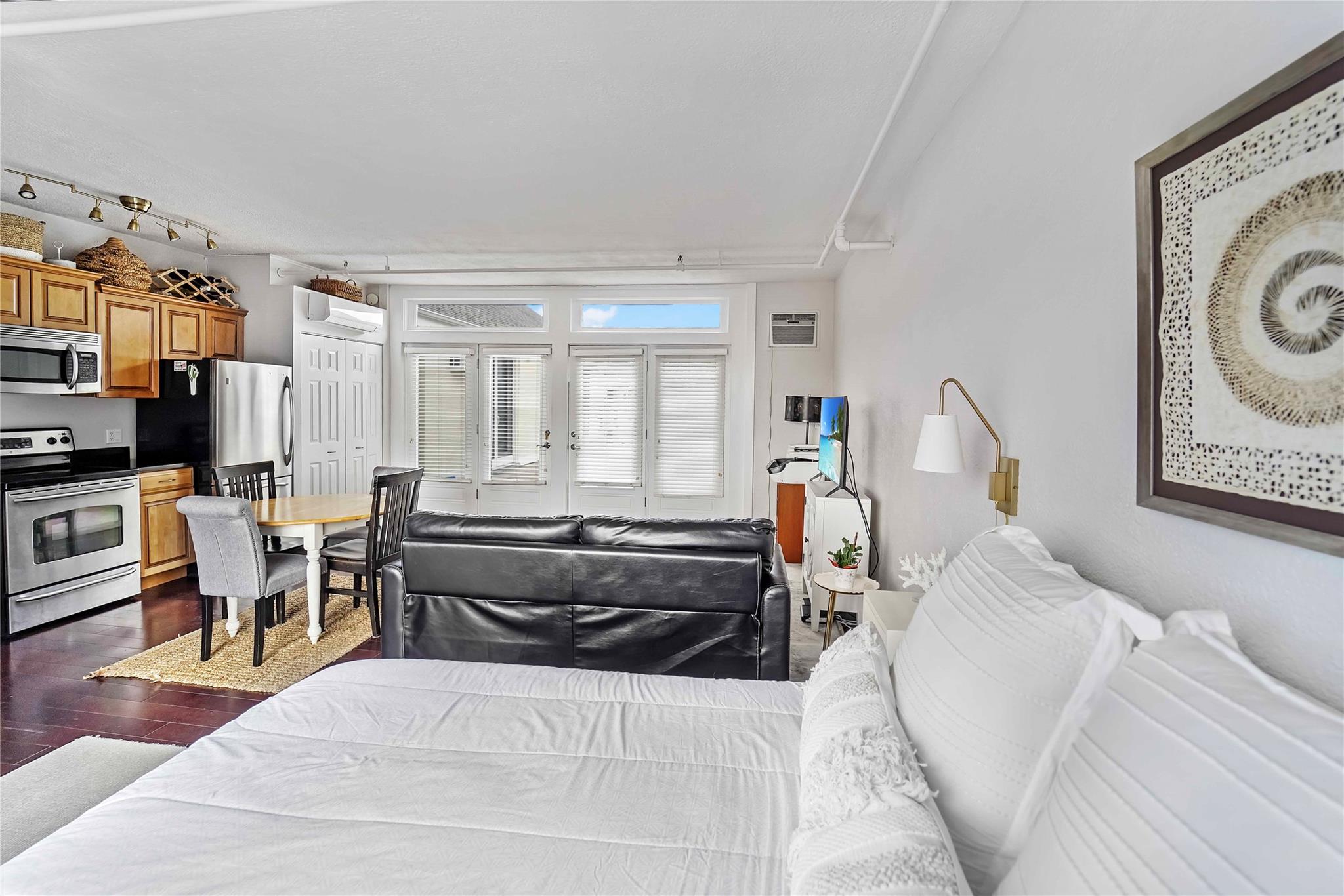 52 Main Street 52 Main Street, Westhampton Beach, NY 11978