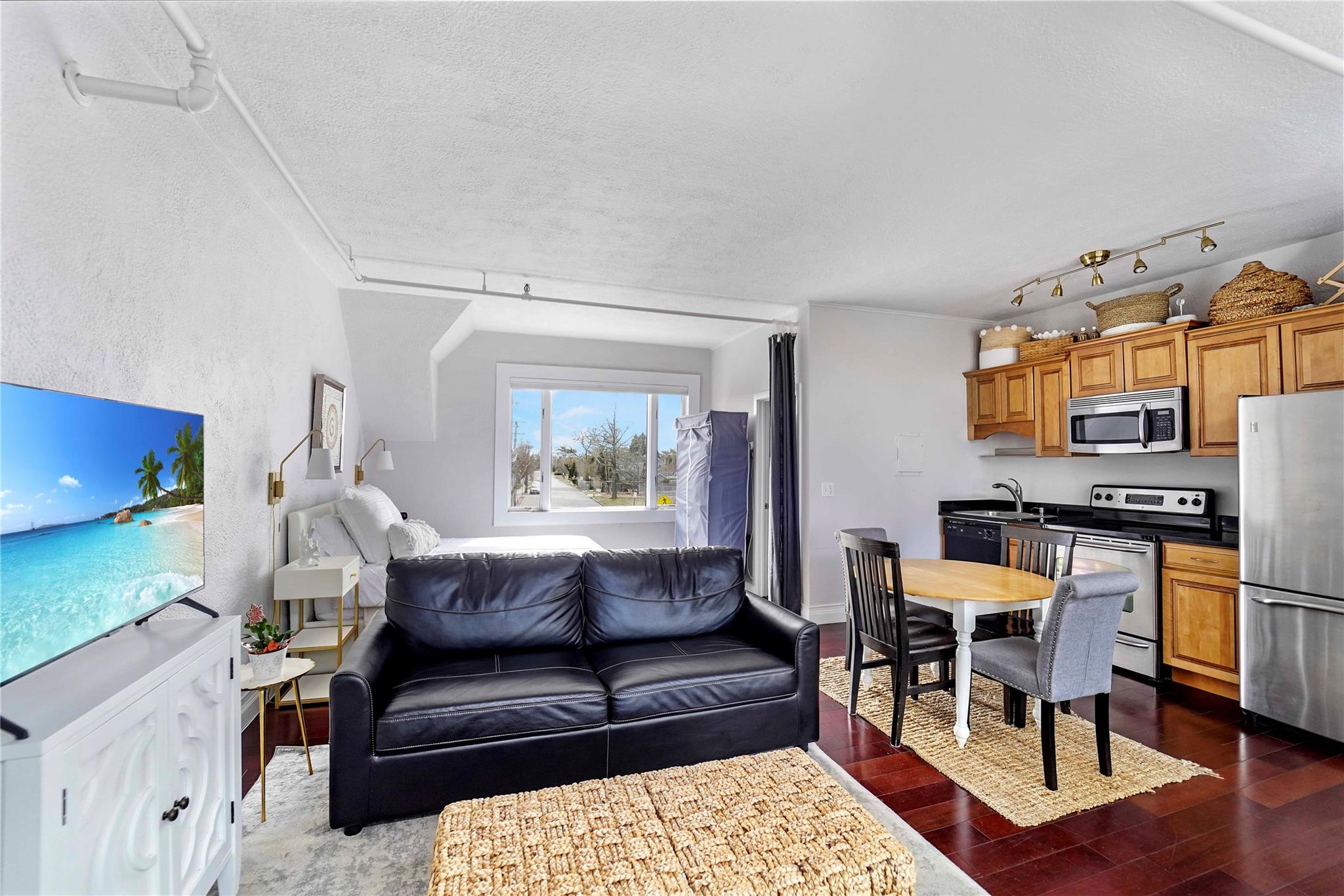 52 Main Street 52 Main Street, Westhampton Beach, NY 11978