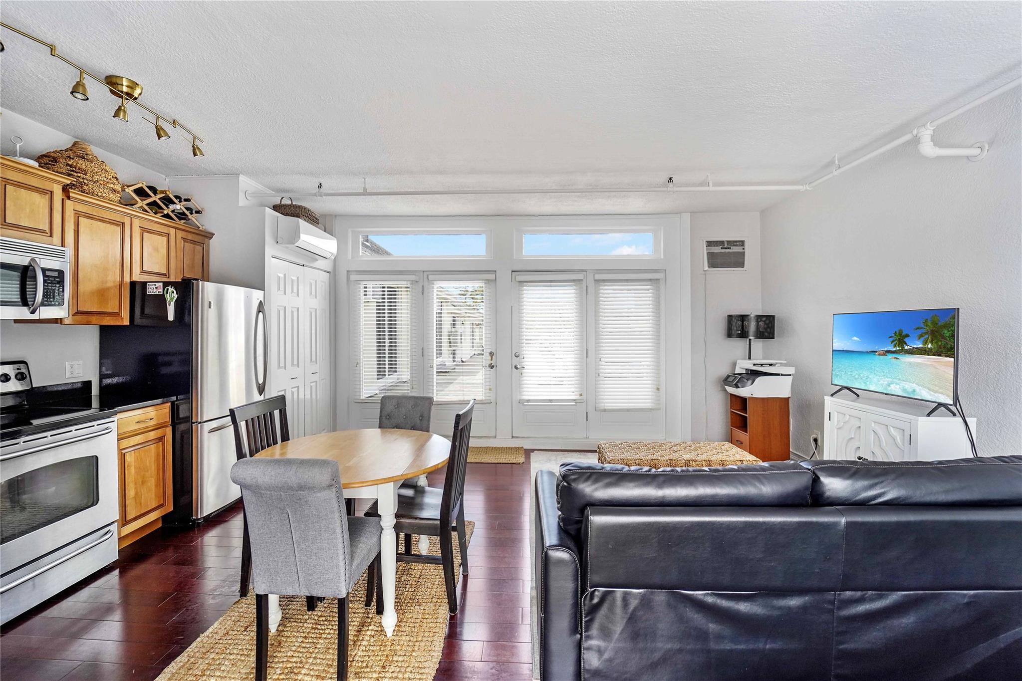 52 Main Street 52 Main Street, Westhampton Beach, NY 11978