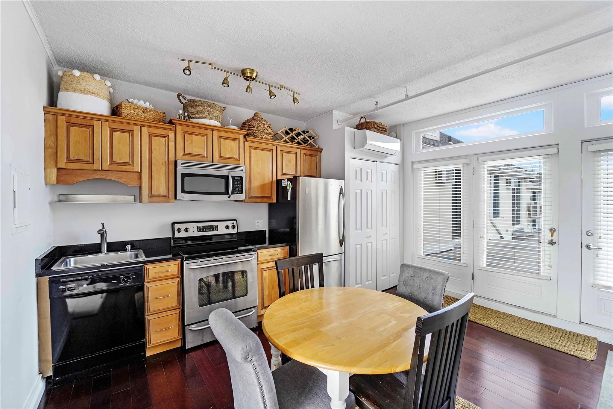 52 Main Street 52 Main Street, Westhampton Beach, NY 11978