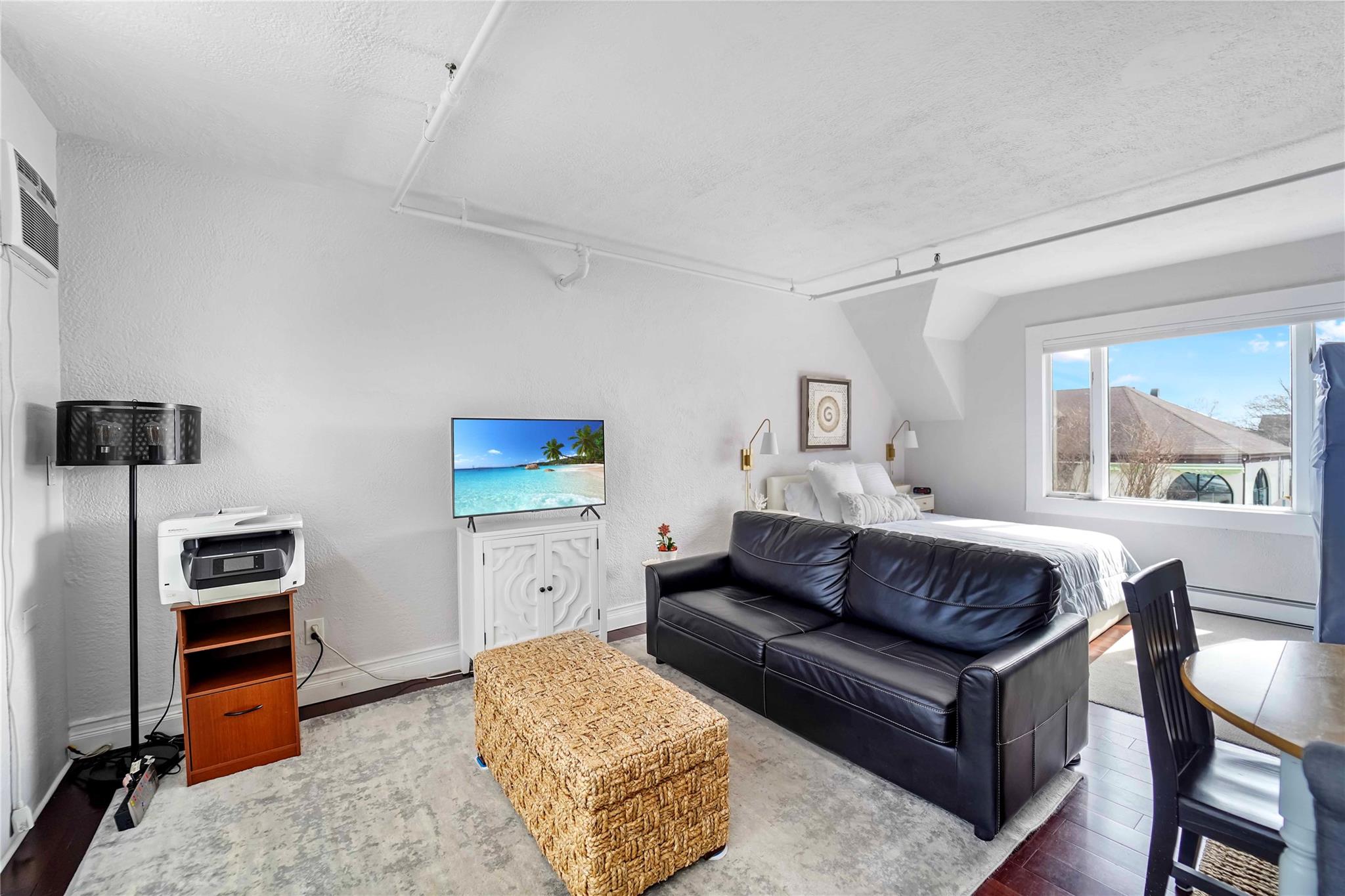 52 Main Street 52 Main Street, Westhampton Beach, NY 11978