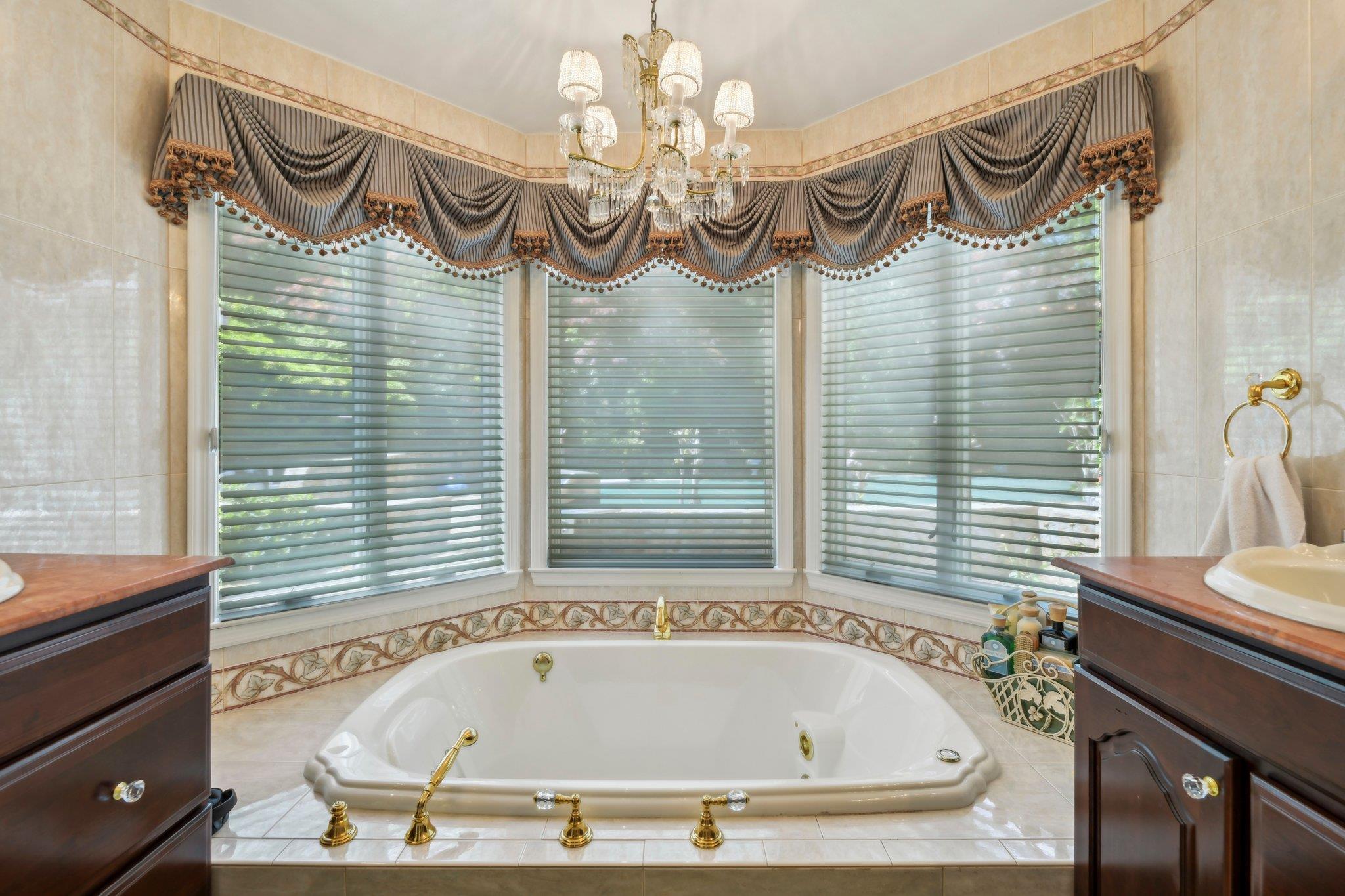 28 Stepping Stone Crescent, Dix Hills, NY 11746