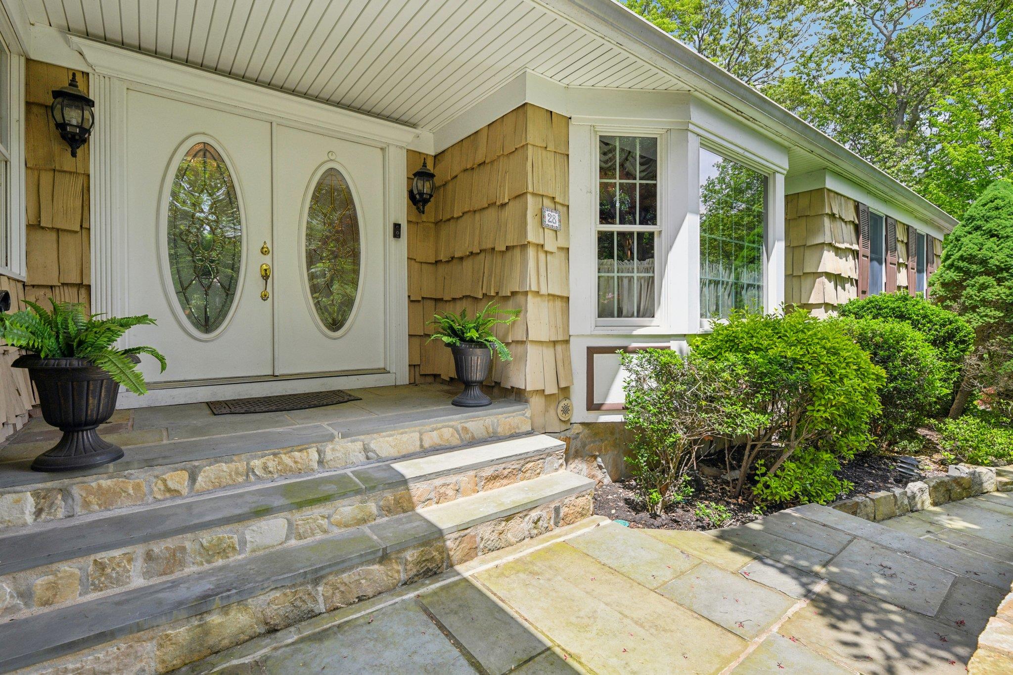 28 Stepping Stone Crescent, Dix Hills, NY 11746