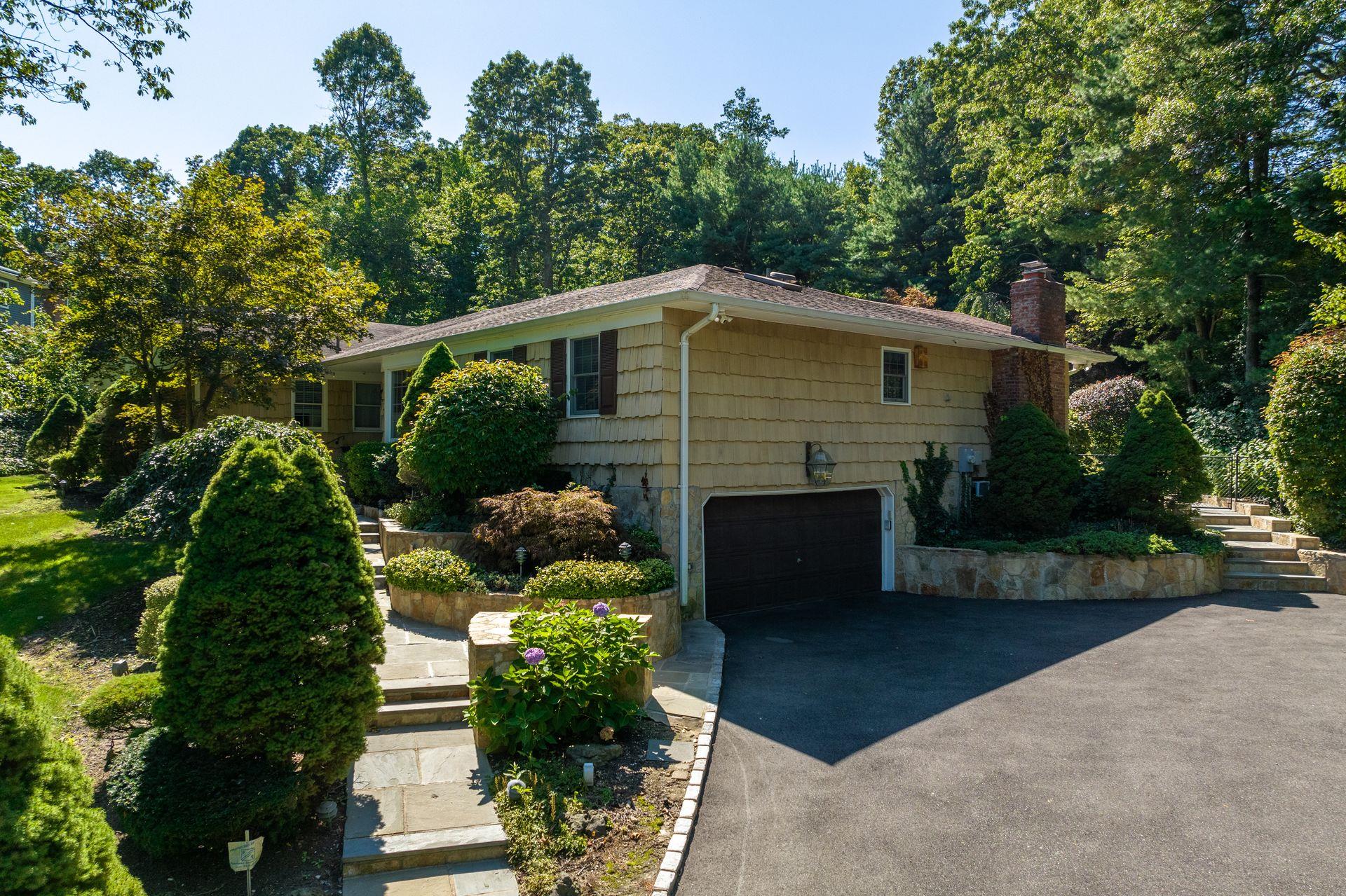 28 Stepping Stone Crescent, Dix Hills, NY 11746