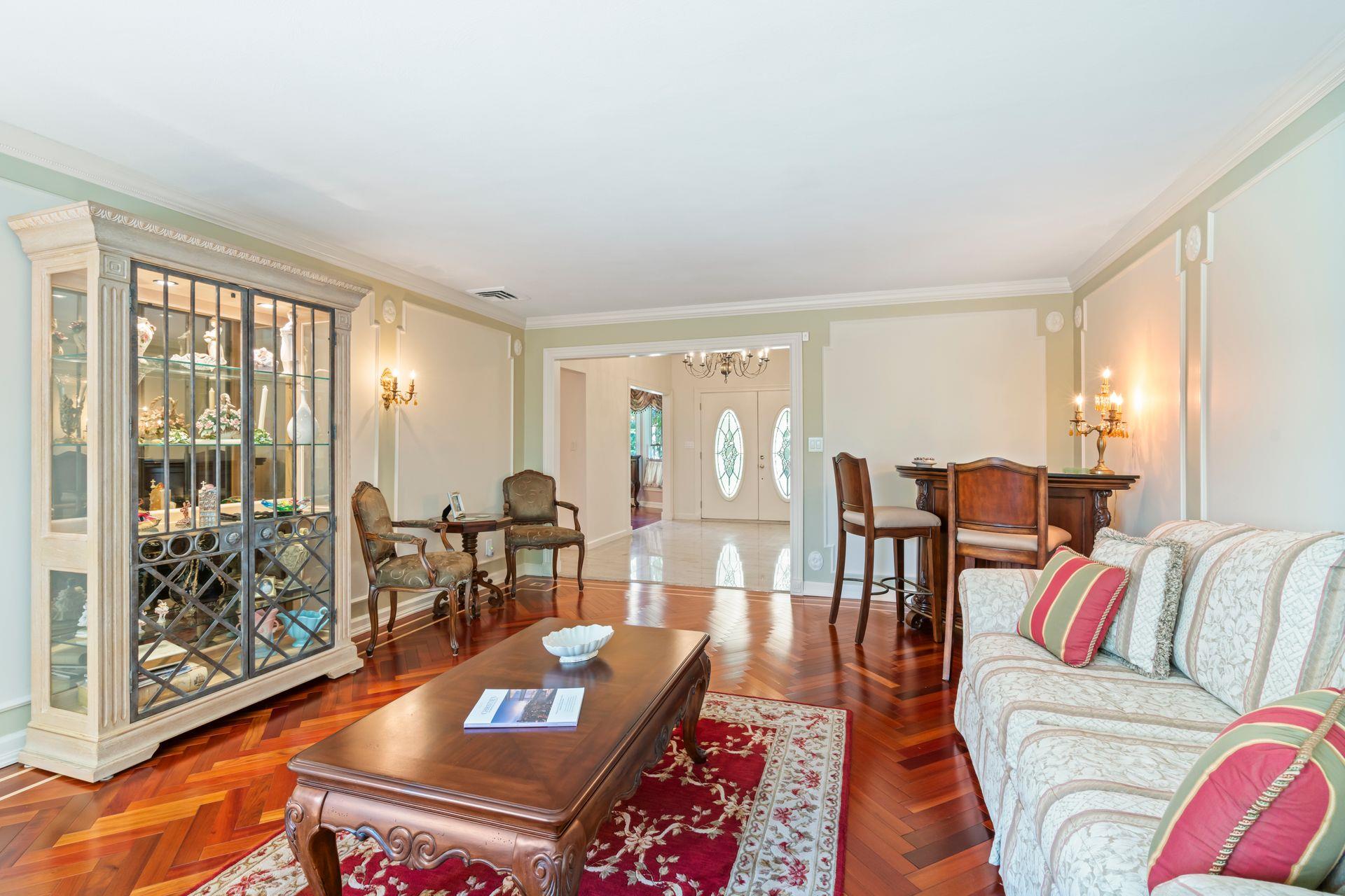 28 Stepping Stone Crescent, Dix Hills, NY 11746