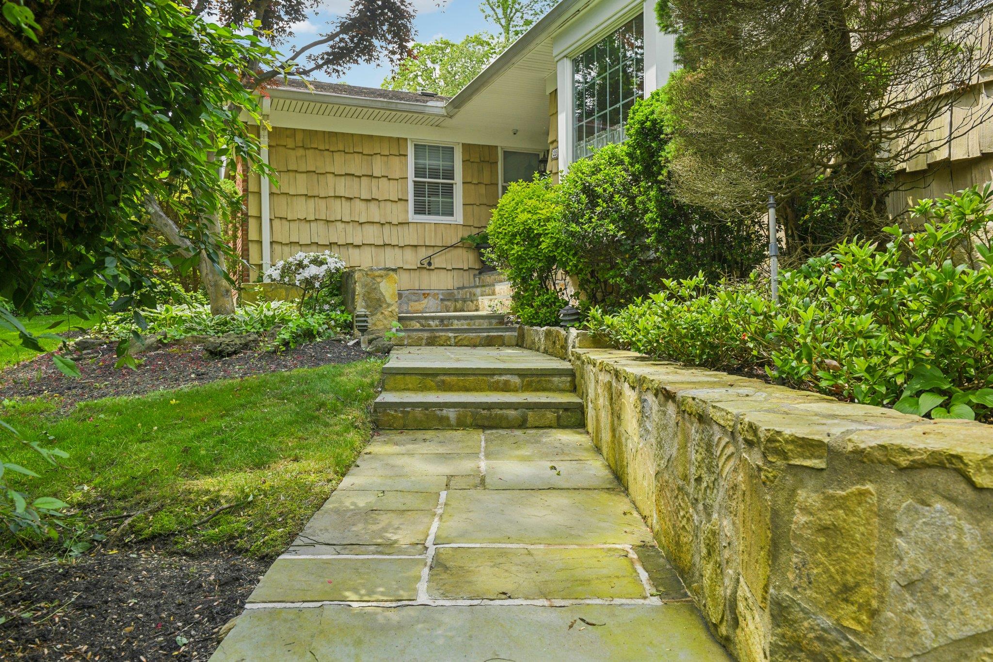 28 Stepping Stone Crescent, Dix Hills, NY 11746