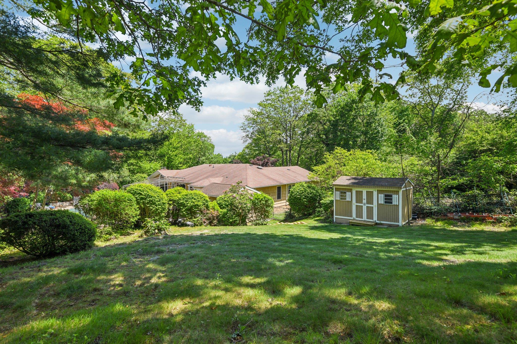 28 Stepping Stone Crescent, Dix Hills, NY 11746