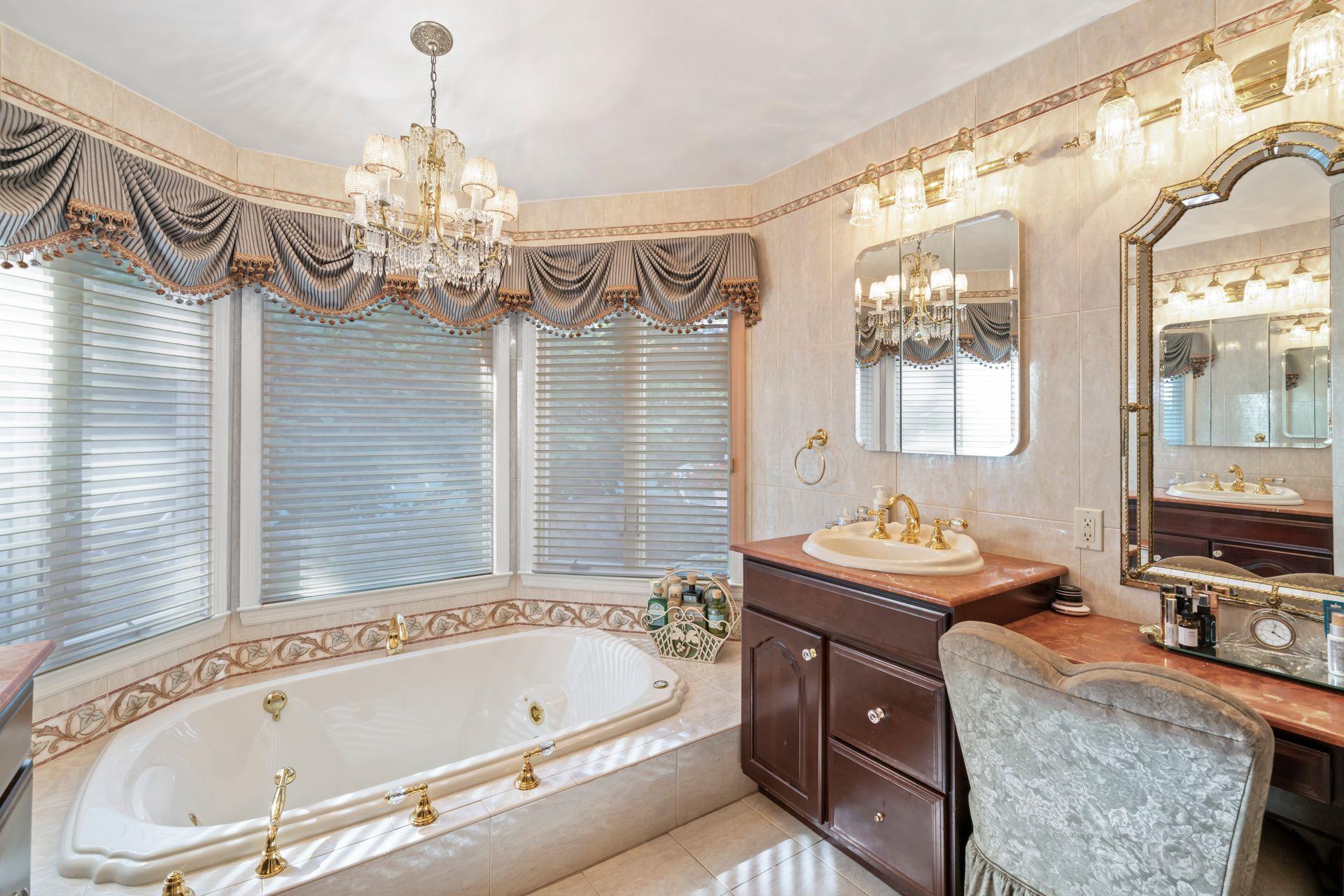 28 Stepping Stone Crescent, Dix Hills, NY 11746