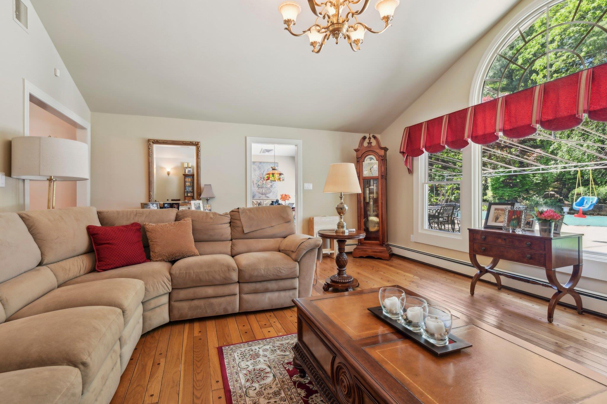 28 Stepping Stone Crescent, Dix Hills, NY 11746