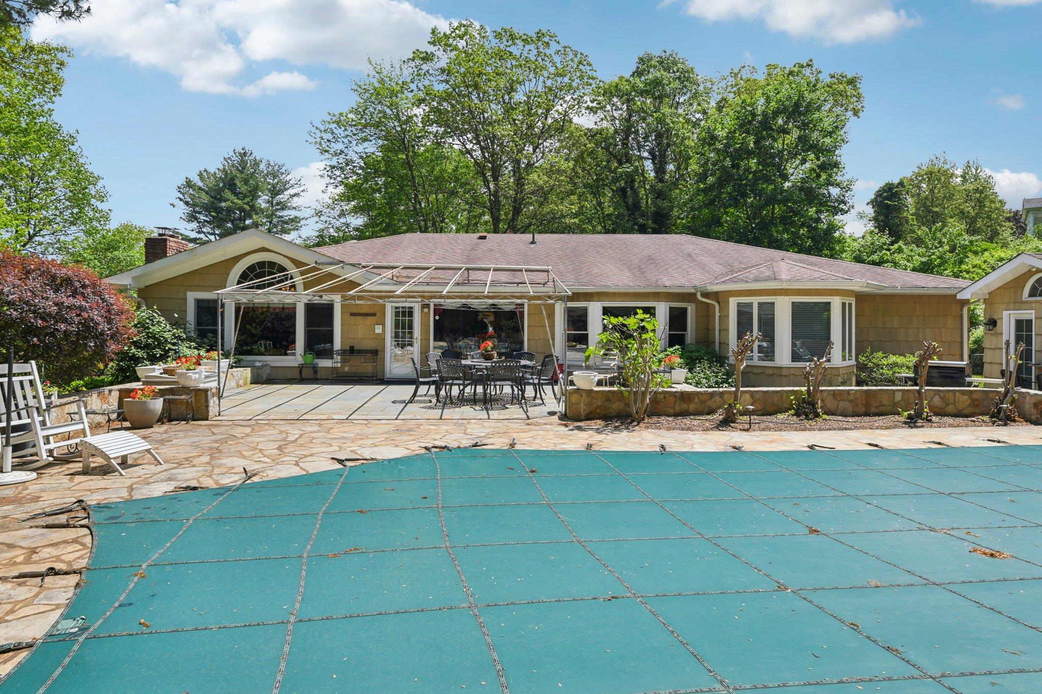 28 Stepping Stone Crescent, Dix Hills, NY 11746