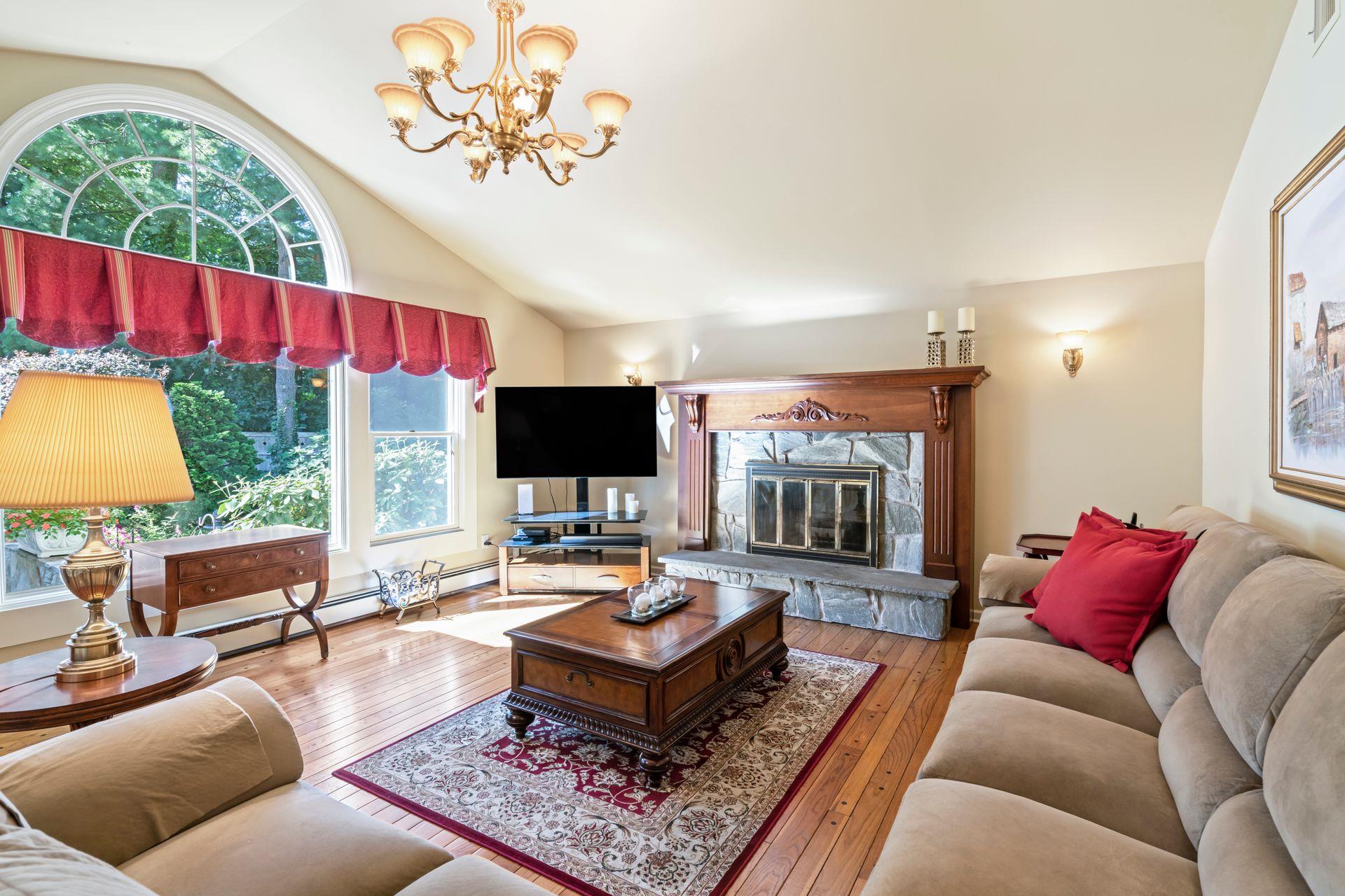 28 Stepping Stone Crescent, Dix Hills, NY 11746