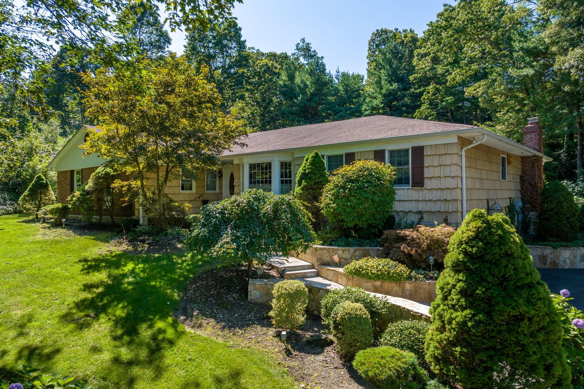 28 Stepping Stone Crescent, Dix Hills, NY 11746