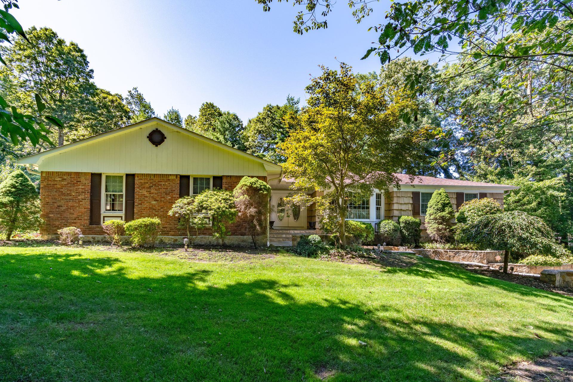 28 Stepping Stone Crescent, Dix Hills, NY 11746