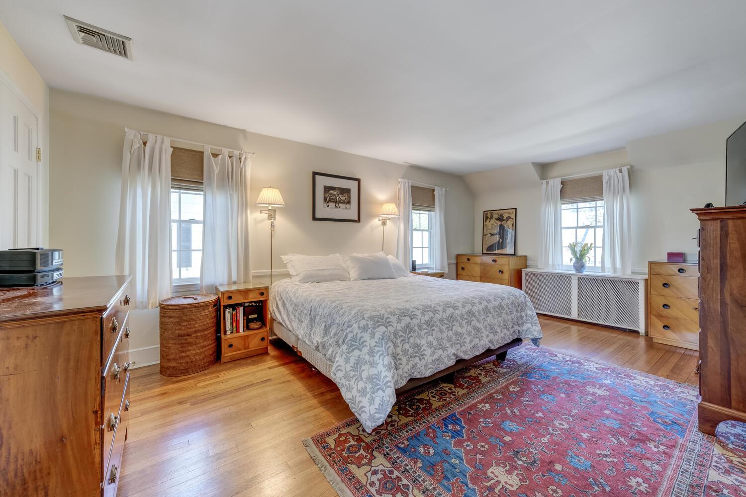 16 Downing Street, East Williston, NY 11596