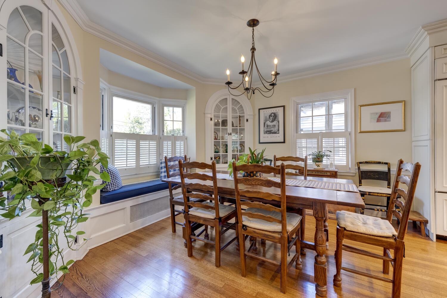 16 Downing Street, East Williston, NY 11596