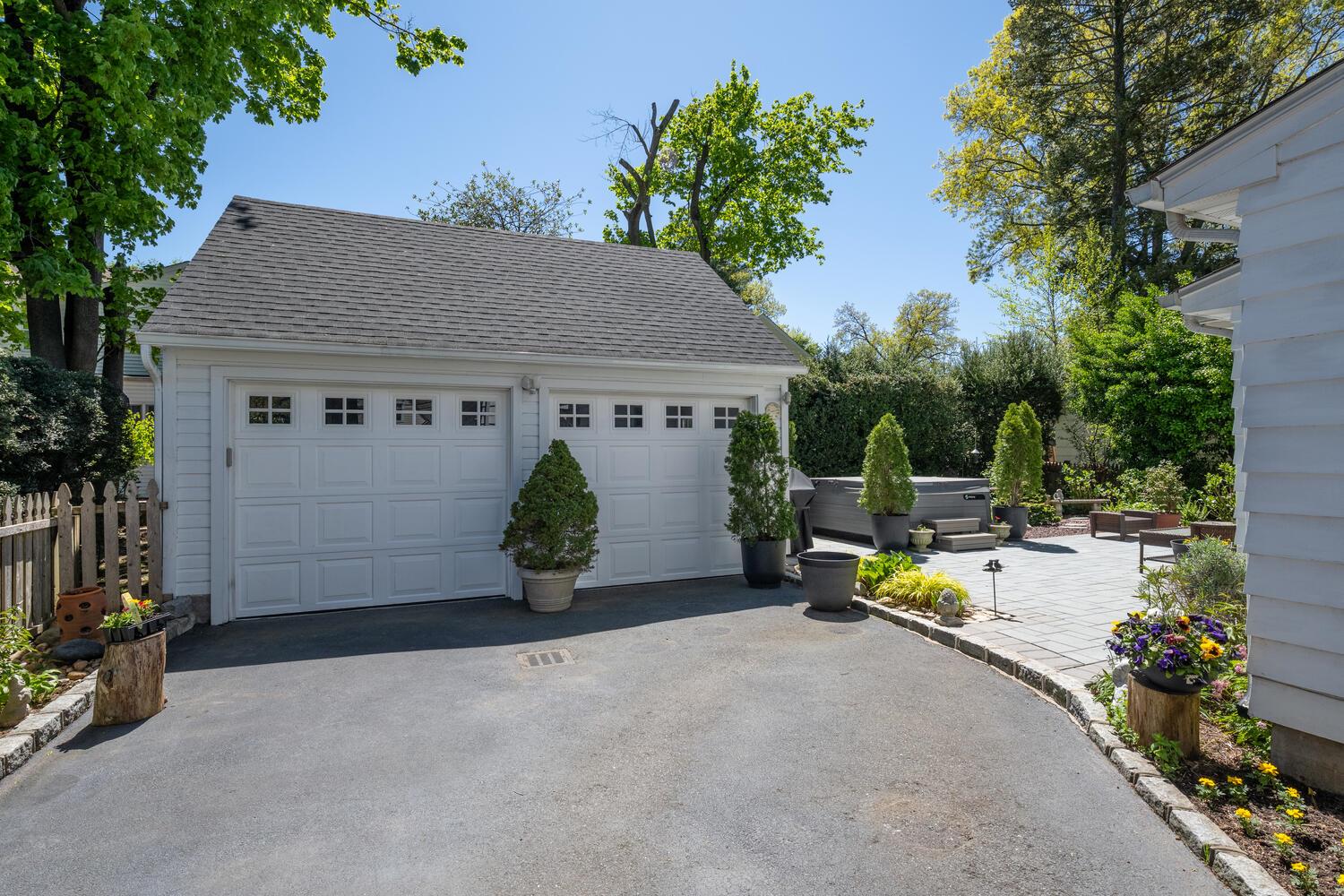 16 Downing Street, East Williston, NY 11596