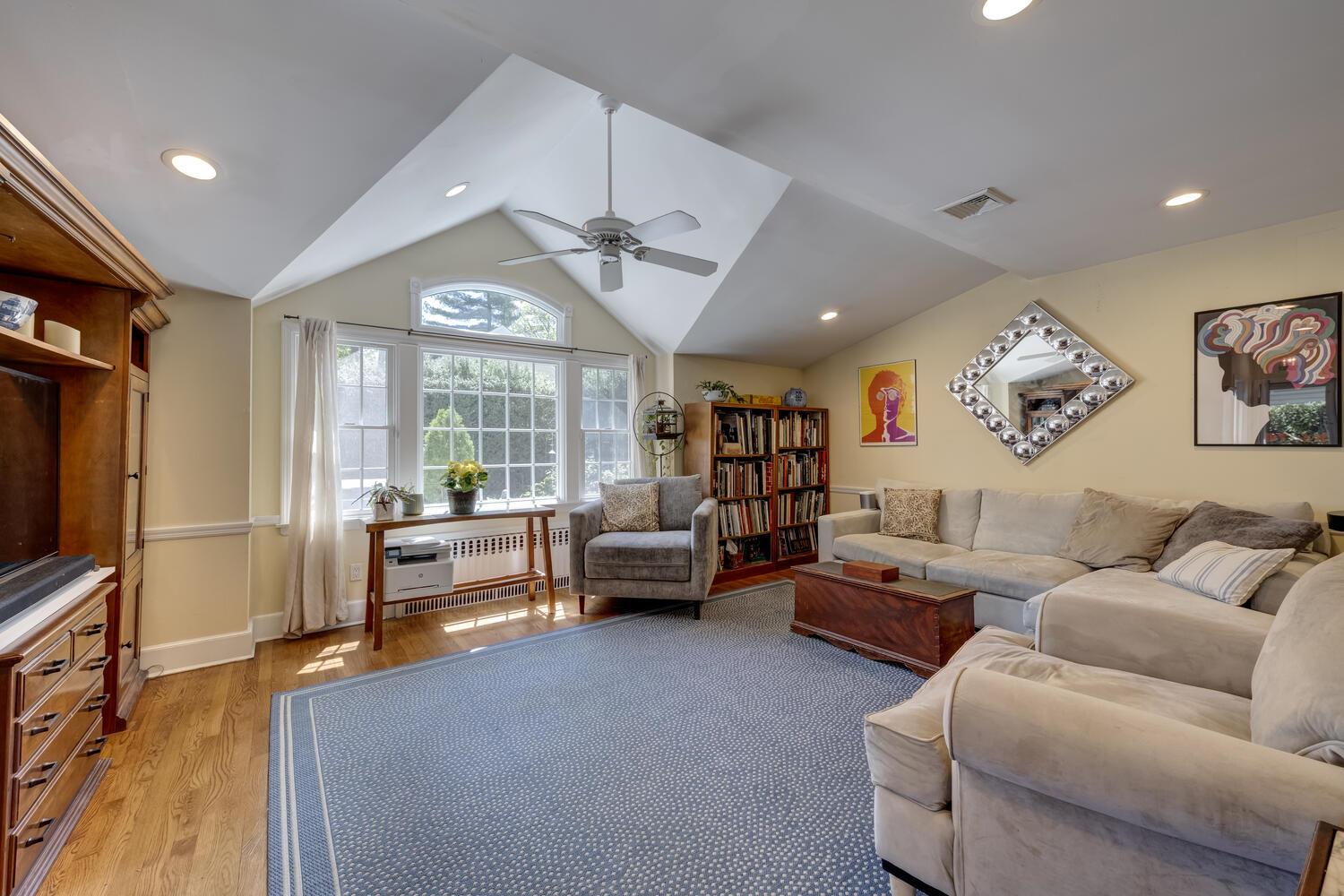 16 Downing Street, East Williston, NY 11596