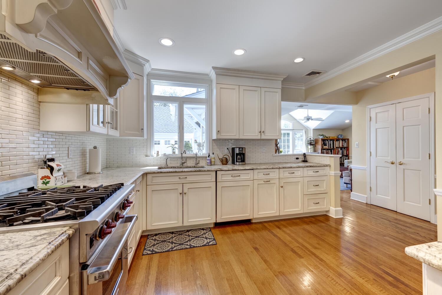 16 Downing Street, East Williston, NY 11596