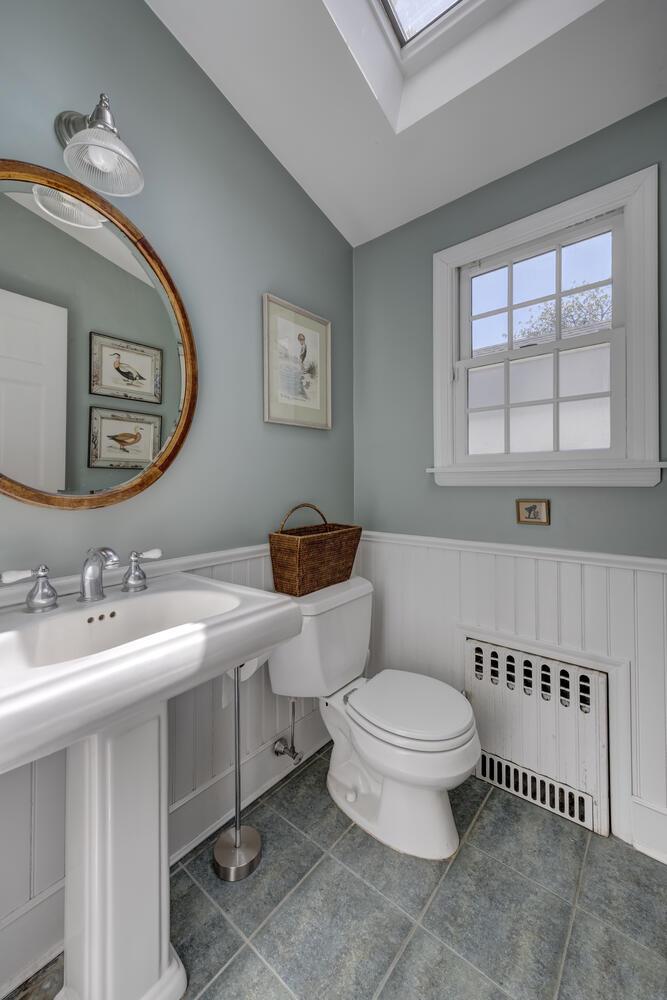 16 Downing Street, East Williston, NY 11596