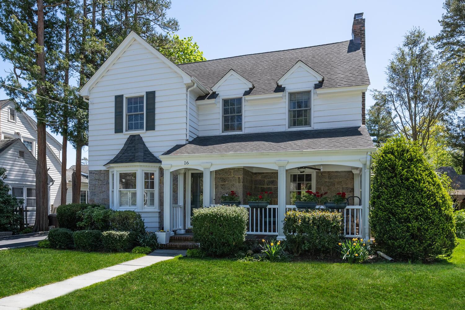 16 Downing Street, East Williston, NY 11596