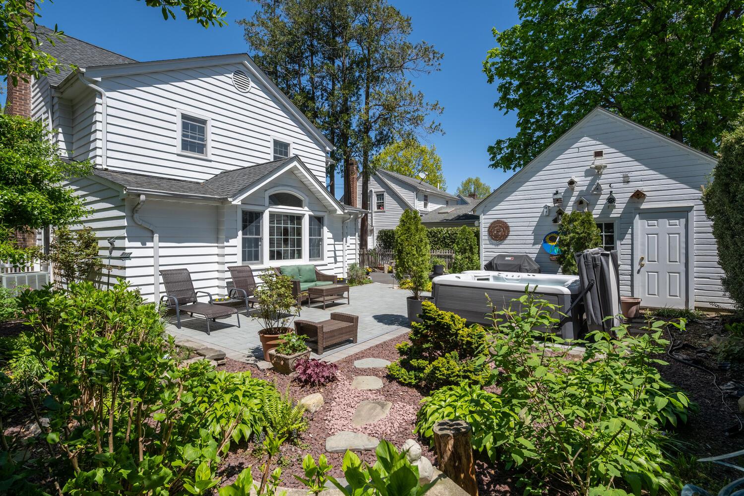 16 Downing Street, East Williston, NY 11596