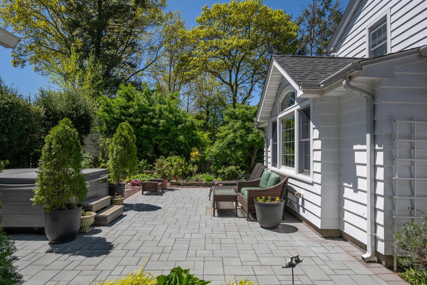 16 Downing Street, East Williston, NY 11596