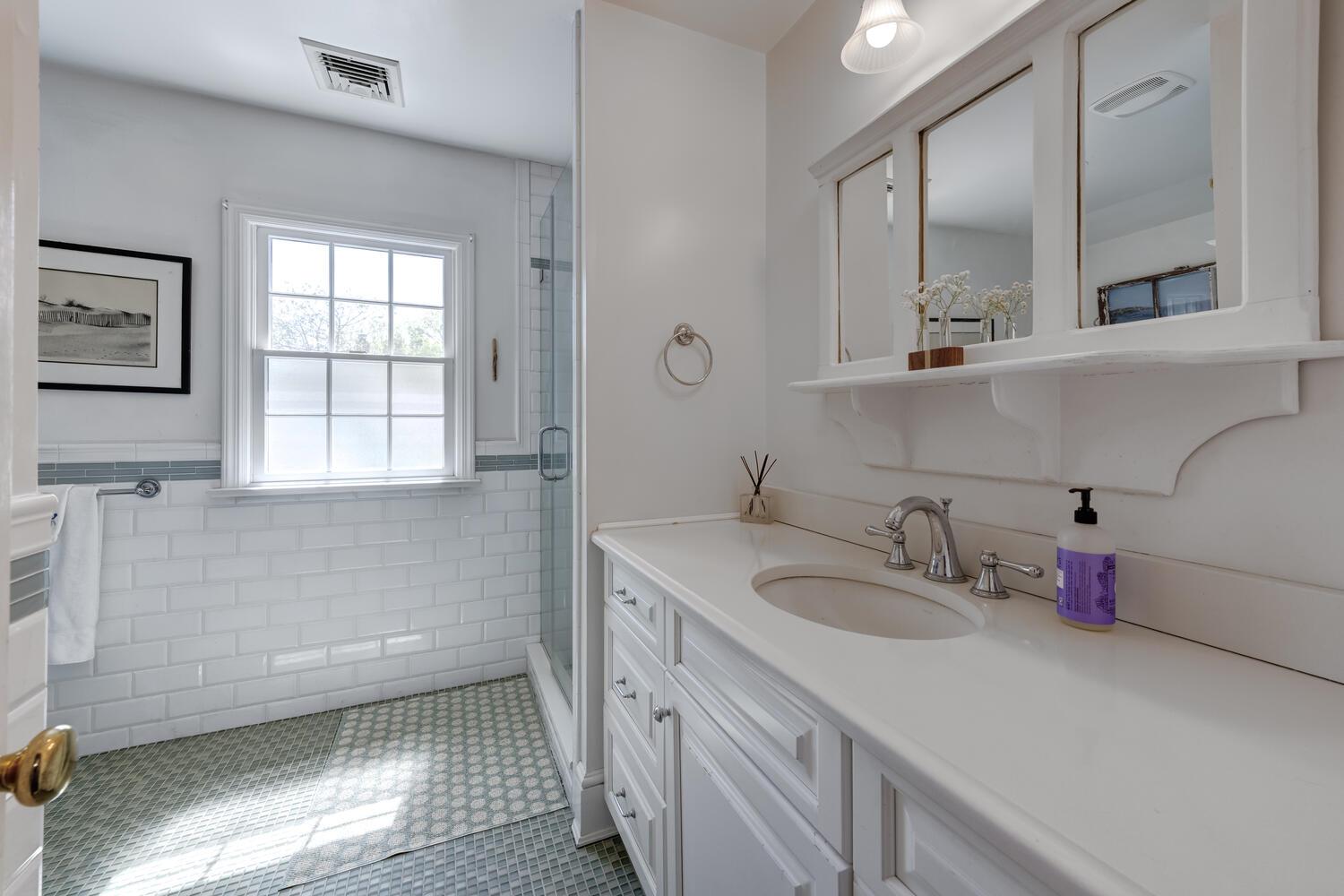 16 Downing Street, East Williston, NY 11596
