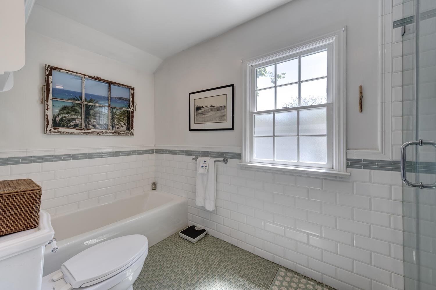 16 Downing Street, East Williston, NY 11596
