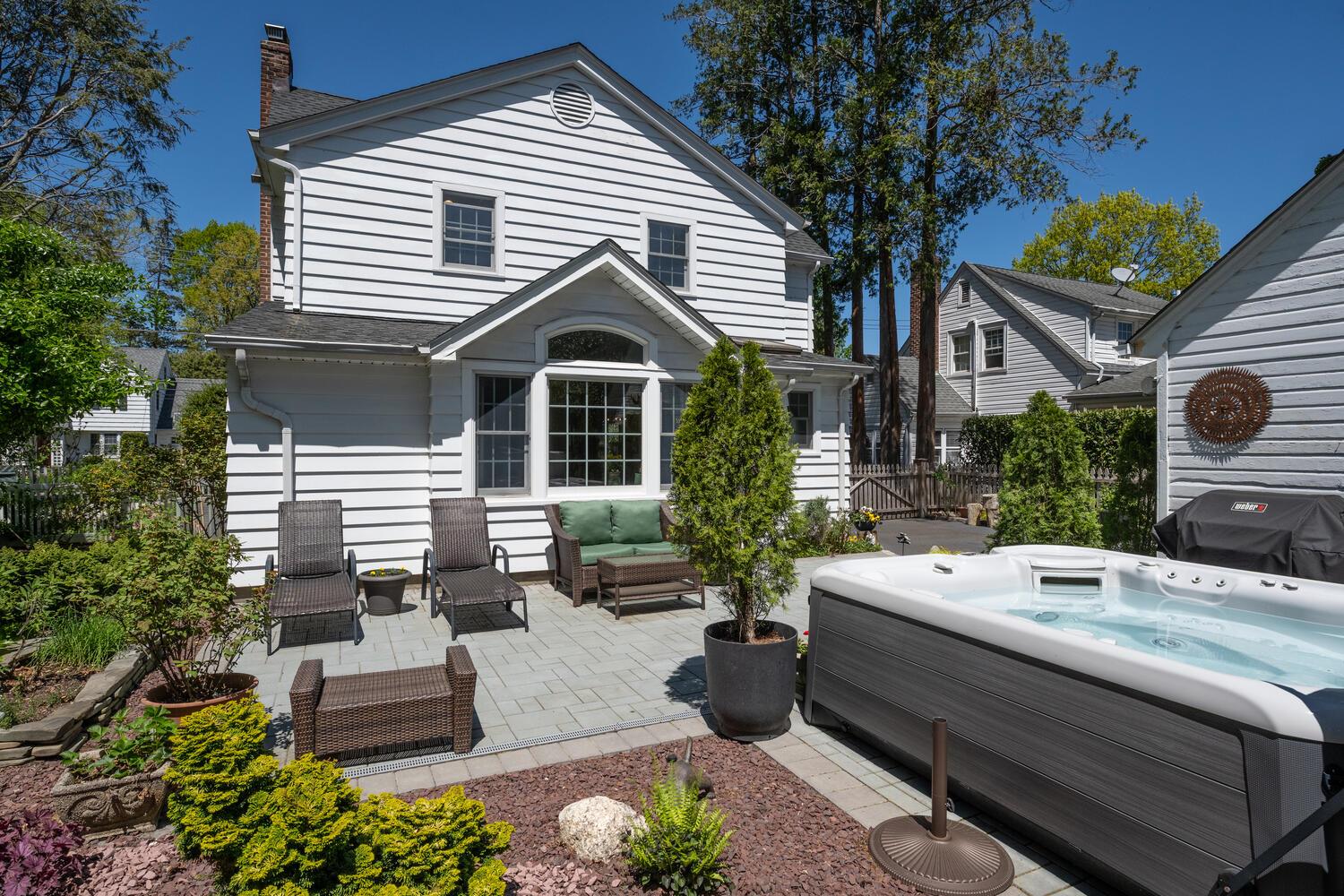 16 Downing Street, East Williston, NY 11596