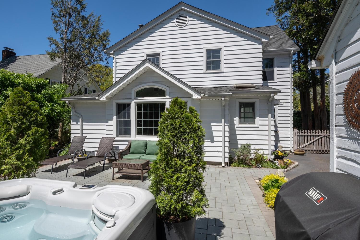 16 Downing Street, East Williston, NY 11596