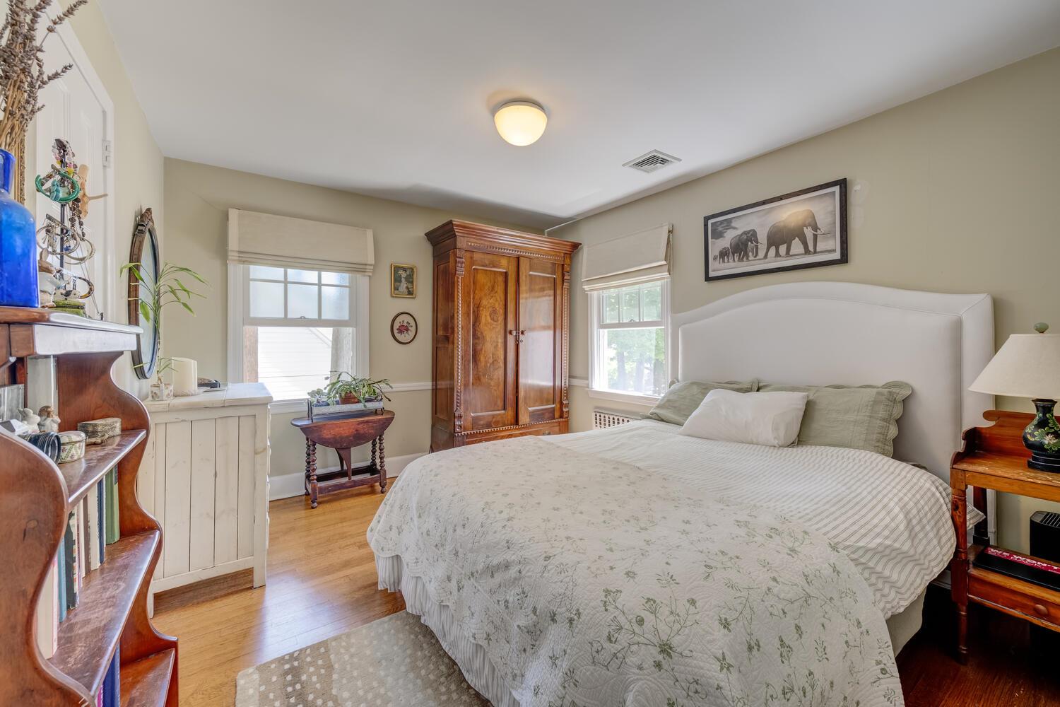 16 Downing Street, East Williston, NY 11596
