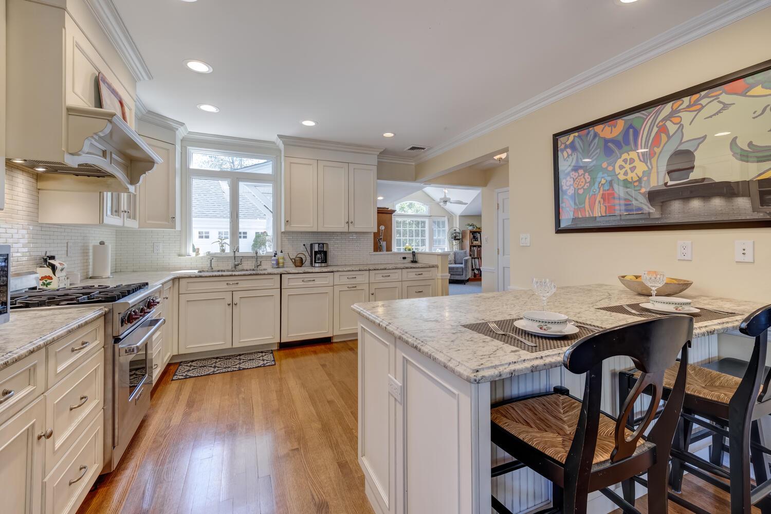 16 Downing Street, East Williston, NY 11596
