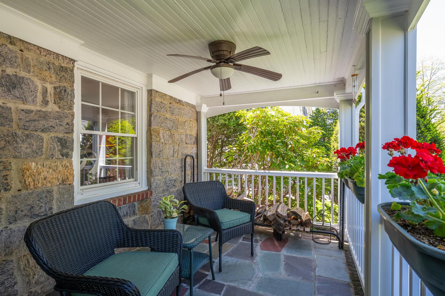 16 Downing Street, East Williston, NY 11596