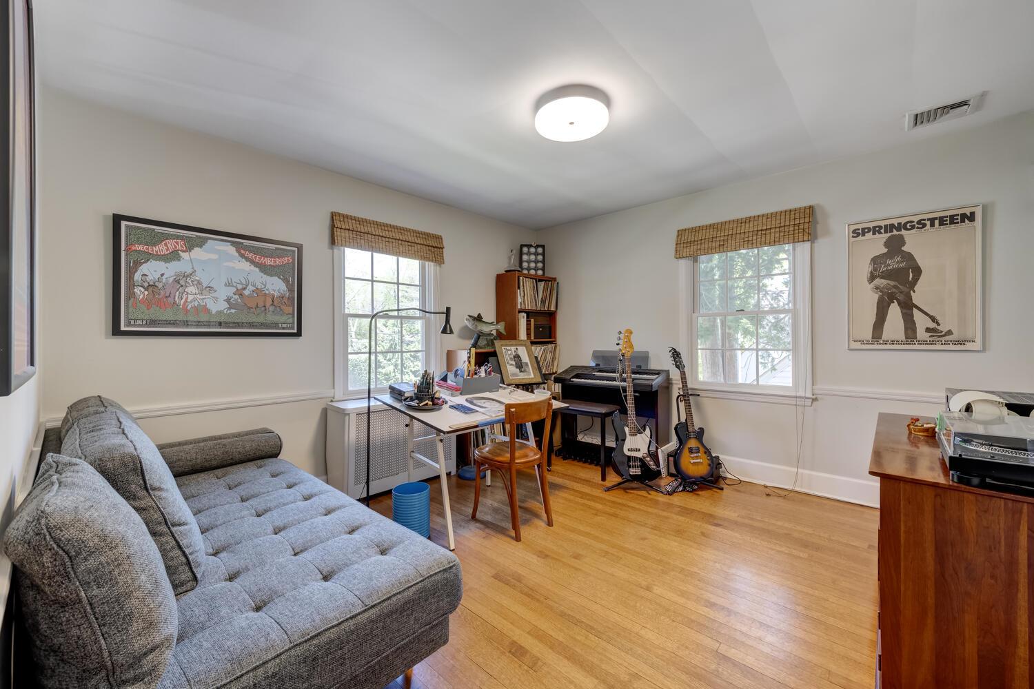 16 Downing Street, East Williston, NY 11596